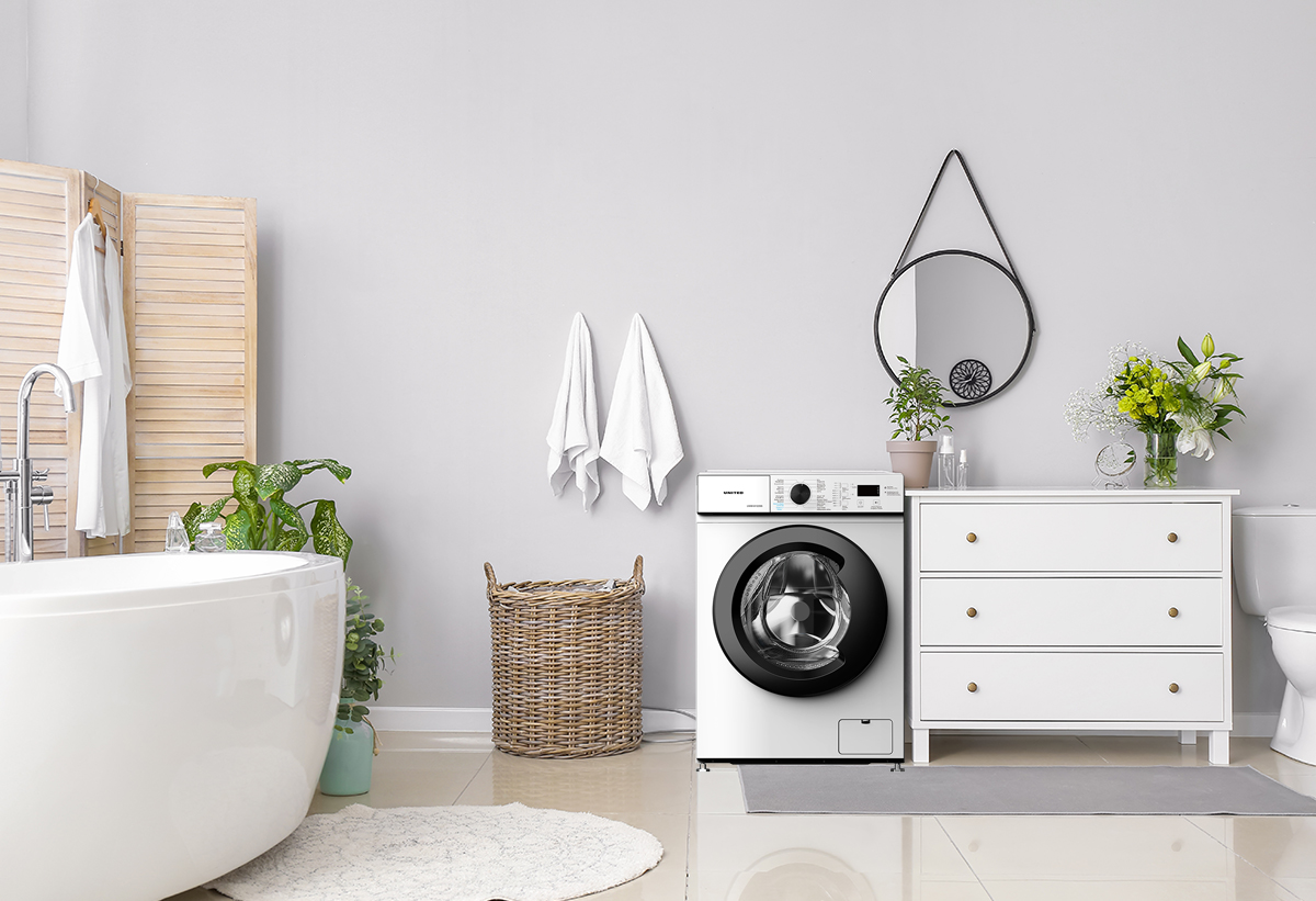 Απεικονίζεται το πλυντήριο τοποθετημένο σε ένα μπάνιο.